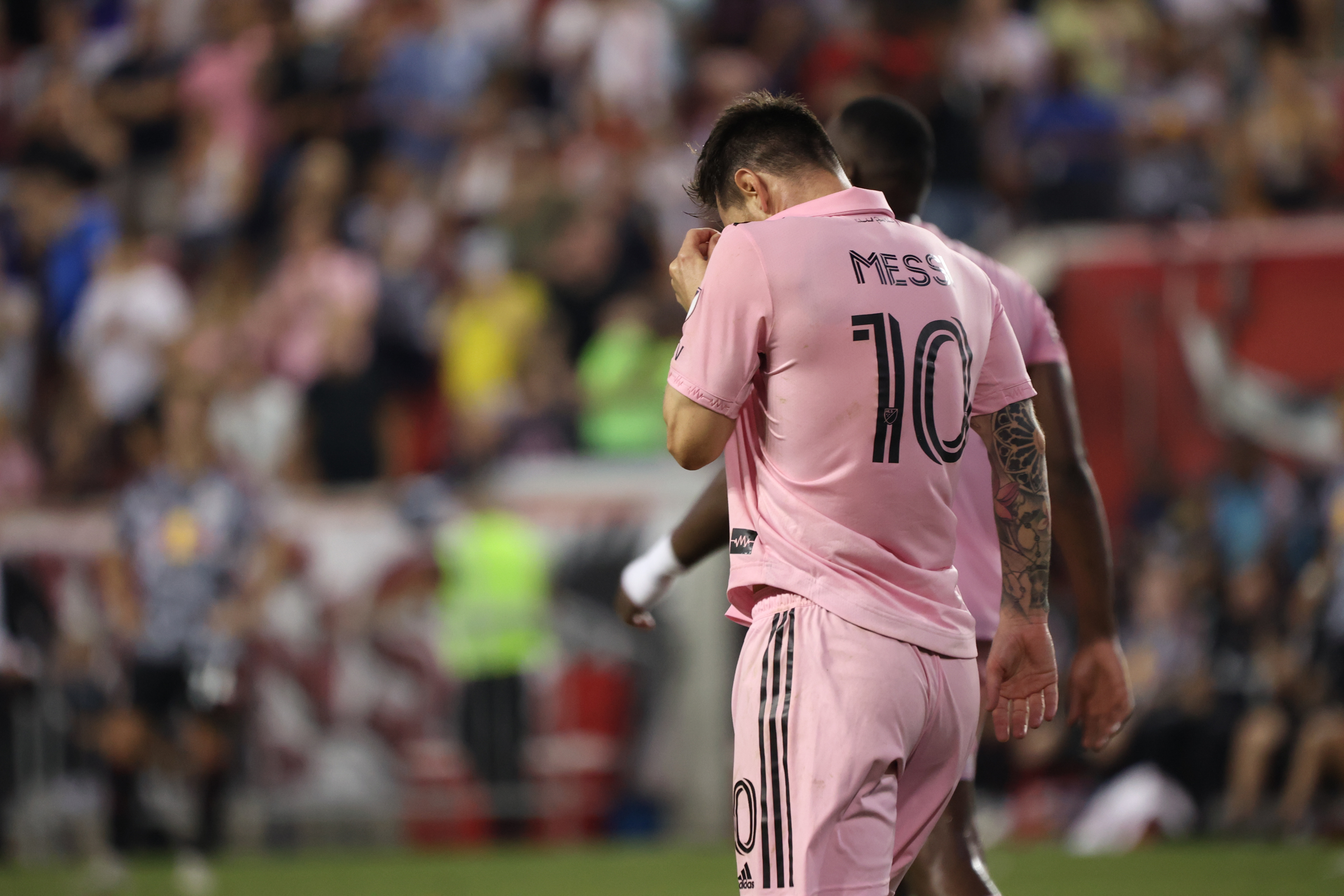 Multas y Vergüenza: El Escándalo de Messi y Suárez